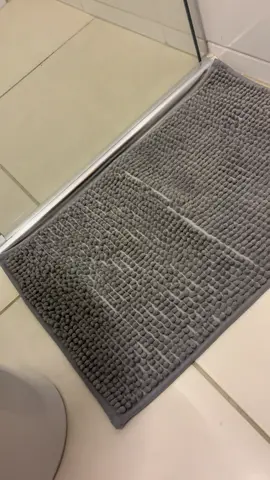 🛁 Tapete de Banheiro 40x60cm | Antiderrapante e Super Macio! 🛁 ✨ Conforto, segurança e estilo no seu banheiro! Transforme o seu banho em uma experiência ainda mais agradável com o Tapete de Banheiro em Microfibra 40x60cm! Com toque suave, absorção rápida e base antiderrapante, ele é ideal para manter o ambiente seco e seguro. ✅ Tamanho: 40x60cm ✅ Material: Microfibra de alta qualidade ✅ Antiderrapante: Mais segurança ao sair do banho ✅ Alta absorção: Piso sempre seco ✅ Fácil de lavar: Prático e durável 🛒 Disponível agora na Shopee com preço especial! 🌟 Aproveite e renove seu banheiro com um toque de conforto e elegância. #achadinhosdashopee #tapetedebanheiro 