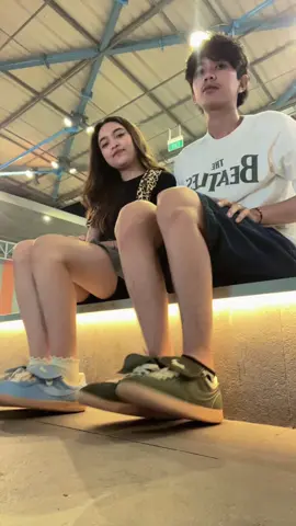 terimakasi ya uda mau ikut trend ini walaupun kaki ekspresi dan badanmu kaku semua😭❤️ #compas #couple #sneakers #fyp @Sepatu.Compass 