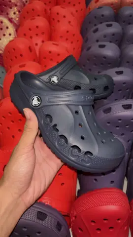 💙 Dari hangout sampai daily wear, Crocs Baya Navy selalu nyaman & gampang dipaduin 💯 Link In Bio!!! #crocs