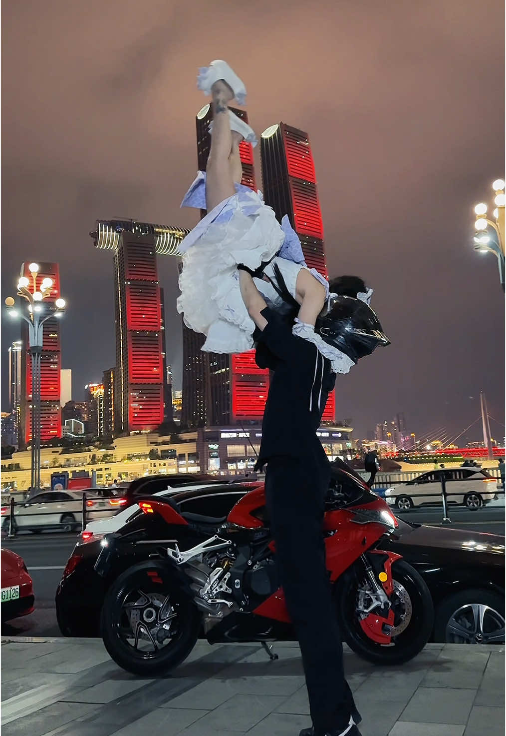 Lift high + hug and fly, do you love it?#moto #motorcycle #motorcycles #chongqing #mototrend 