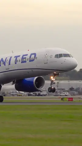 United Airlines Boeing 757-200 landing on runway 24 at Edinburgh Airport 🛬🏴󠁧󠁢󠁳󠁣󠁴󠁿 #tiktok #united #aviation #landing #airplane 