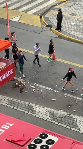 Las carreras bien organizadas pero las(os) atletas rompiendo el protocolo jajaja #MedioMaratonDeSantiago #run #fyp #Running #Viral 