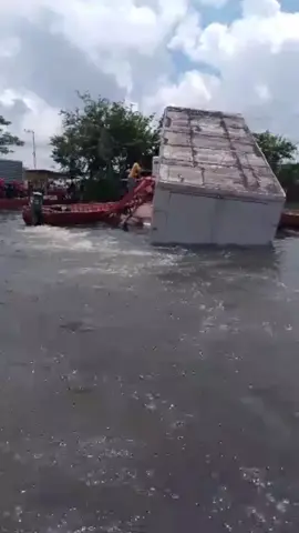 🚨🚨 ¡ÚLTIMA HORA! Camión de cava casi se hunde en las aguas de La Negra 🚨🚨 ​Este domingo 31 de agosto, un camión cava estuvo a punto de desaparecer por completo en las aguas de La Negra, en el municipio Camaguán del estado Guárico. Afortunadamente, un equipo de valientes gabarreros y otros camioneros se unieron en una intensa lucha para evitar que el vehículo fuera devorado por el agua y asi  rescatarlo. ​¡Una verdadera hazaña de solidaridad en pleno desarrollo! ​Actualización: El camión ya se encuentra en tierra firme. Noticia en pleno desarrollo #sucesos #lanegra