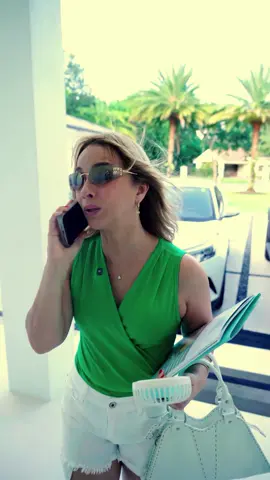 Mi gente linda con el calor que hace en Miami hay que cuidarse más la piel 🥵 Ustedes siempre me preguntan qué productos utilizo y hoy quiero mostrarles estos que uso exclusivamente en climas cálidos.  Son de @carelikausa y me ayudan a mantener la piel fresca, limpia e hidratada todos los días.