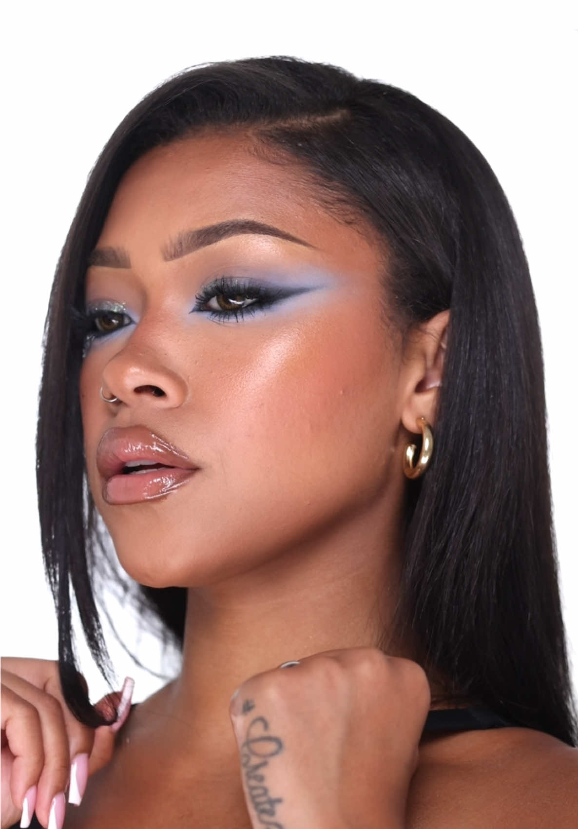 burning B L U E 💙 #makeuptransition #burningblue #makeupinspo #leilanigreen 