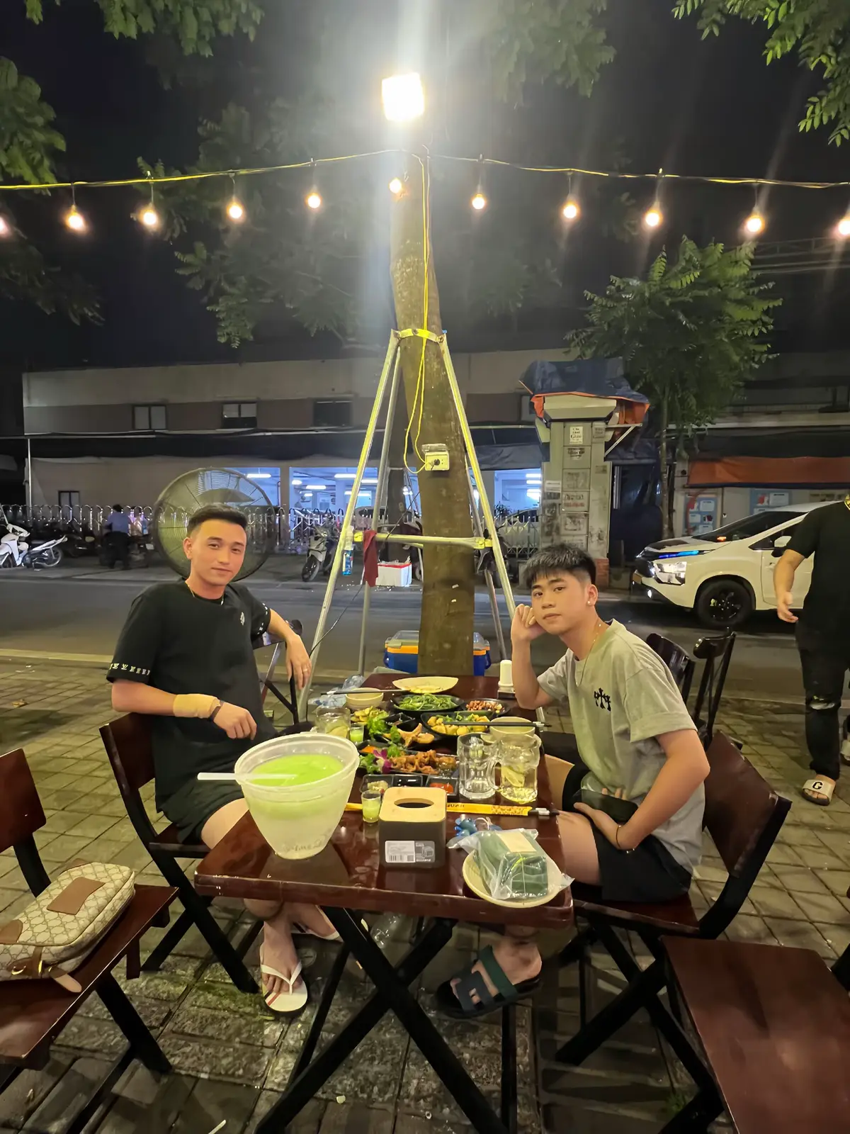 Người vô hưởng sẽ không thoát khỏi ảo tưởng, hoa vô thường rồi sẽ theo gió vô phương...