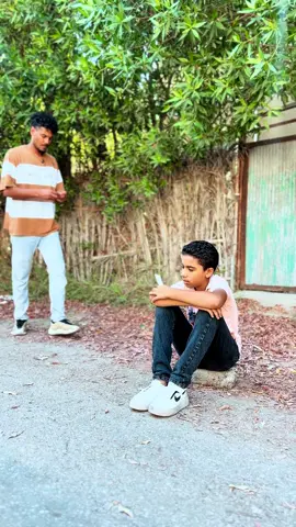 ‏طفل يلتقي باخته بعد ثلاث سنوات ويحصل شي ميخطرش على بالي حد