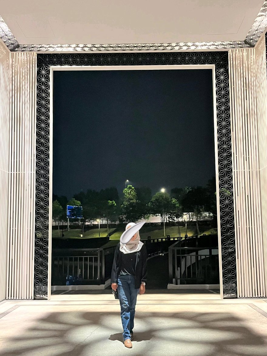 sudah 10 bulan sejak malam itu. malam yang merubah diriku dan hidupku. malam yang menghancurkan diriku, malam yang membunuh diriku. malam yang menghancurkan semua impian aku dan keluarga aku.  10 bulan, aku mencari kesembuhan. mungkin belum sepenuhnya tapi perlahan. menghidupkan diri ini kembali bukan mudah, 10 tahun aku bersama dia dan harus lalui kembali hidup tanpa dia sejujurnya sukar. tapi ini jalan takdir aku, macam-macam cara aku cuba pertahankan tapi tak dapat aku ubah. aku redha, aku terima.  jika aku dapat undurkan waktu, aku nak waktu dimana hari pernikahan aku dengan dia. aku nak halang ia berlaku, dan aku tak ingin ia berlaku. bukan kerana diri aku, tapi untuk anak aku. aku nak anak aku hidup dalam sebuah keluarga lengkap sepertimana kehidupan aku dulu sejak kecil.  dan jika dapat diulang waktu, aku takkan cuba pertahankan perkahwinan ini. ketika aku hampir putus asa dgn perkahwinan, kawan aku berkata 