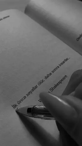 İlk öncə xəyallar ölür… və bu ölüm səssiz baş verir. Qışqırmaz, xəbərdarlıq etməz, səs-səmir salmadan səndən çəkilib gedər. Sən sadəcə bir gün ayılıb baxarsan ki, içində nə həyəcan qalıb, nə də inam. Bir vaxtlar səni yaşadan, gözlərini parıldadan arzular solub, yoxa çıxıb. Və insanın içindəki bu boşluq… əslində orada ilk ölən şeyin xəyallar olduğunu anlayanda yaranır. Çünki insanı yaşadan yalnız nəfəs almaq deyil. Onu ayaqda tutan xəyalları, ümidləri, sabaha olan baxışıdır. Bir işi görmək üçün səbəb, bir mübarizə üçün məqsəd, bir günəş doğumu üçün gözlənti lazımdır. Amma o xəyallar bir-bir sönməyə başlayanda, insan da içində tədricən çökür. Sonra insanlar ölür — əvvəl içində, sonra həyatında. Sanki xəyallarını dəfn etdikdən sonra, insan öz varlığını da yavaş-yavaş torpağa basdırır. Gülüşləri solur, baxışlarında o işıq itir. Artıq gözləyəcək heç nə qalmır. Həyat davam edir, amma insan yaşamır, sadəcə var olur. Bəlkə də bu üzdən, ən böyük mübarizə içindəki xəyalları qorumaqdır. Çünki onlar getsə, sən də gedirsən. İnsan xəyallarına sahib çıxa bildiyi qədər insandır. Və bəzən yaşamaq, sadəcə nəfəs almaq deyil, içində bir arzunun, bir inancın hələ də sağ qalmasıdır.#roman #kitab #kitap #keşfet #kitabikinromantis 