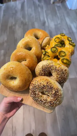 The easiest bagel recipe 😚👌🏼 simple Sunday baking 1 packet or 7g active dry yeast  1.5 cups warm water (around 110 degrees F) 1 tbs sugar 4 cups all purpose flour  1 tbs salt #Recipe #EasyRecipe #bagel #bagelrecipe #foodtutorial 