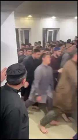 Çeçen ve Dağıstanlı Kadirî dervişler… Çember olup dönerken yükselen sesler, tütsü dumanı ve transa dönüşen zikir. Asırlardır süren mistik bir gelenek.   #kafkasya  #tasavvuf  #zikir #cecenistan  #dağıstan  #islam