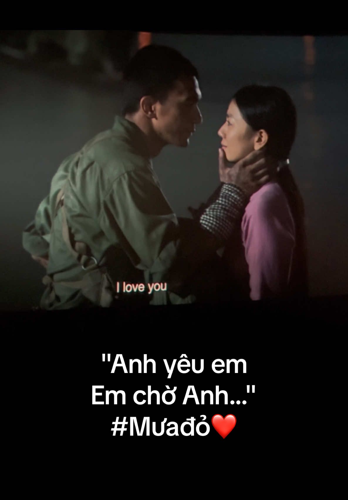 Xem 2 lần rồi về vẫn chưa thoát ra được. Cường – chàng chiến sĩ trẻ – đặt vào tay Hồng chiếc ba lô nặng tình thương nhớ, trao lời hẹn ước sẽ trở về đưa em ra Bắc thăm mẹ. Trong khoảnh khắc giữa bom đạn dội xuống, anh khẽ thốt câu nói đầu tiên của đời mình với cô lái đò: “Anh yêu em