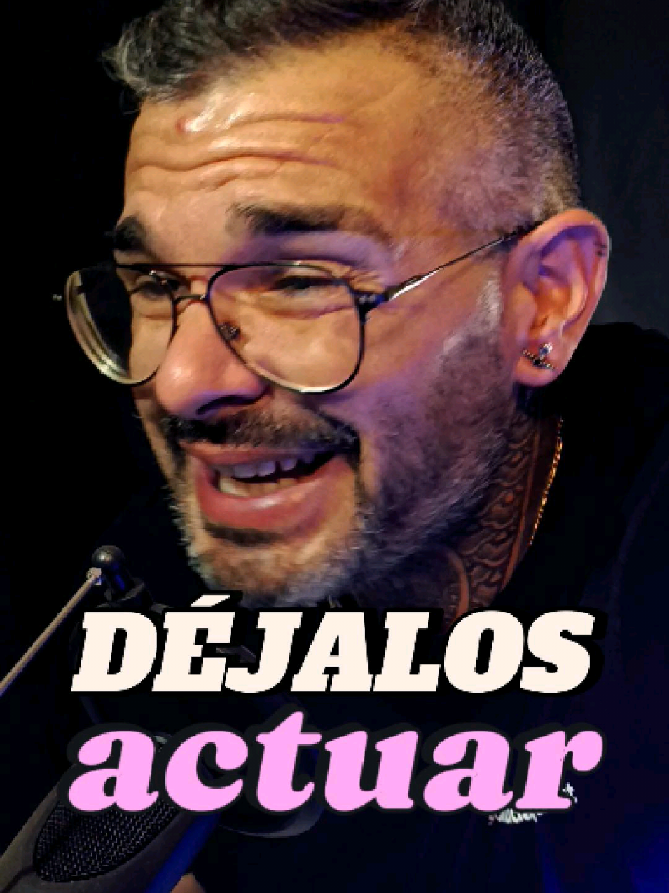 Déjalos que se burlen, que inventen, que hablen mal de ti. No tienes que defenderte de quien ya está decidido a no verte bien. El tiempo pondrá a cada uno en su lugar, y tu silencio hablará más alto que cualquier palabra. #vida #reflexion  #fuerza  #superacion  #dignidad 