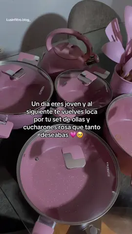Mi niña interior feliz porque me cumplieron mis medias abejitas, me regalaron mis ollas y cucharones rosa 🥹💗 era una de las cosas que deseaba desde q me convertí en señora pero SEÑORA JOVEN OK! 😌💗😍 #mamá #amadecasa #señorajoven #momlife #cosasdemadres 