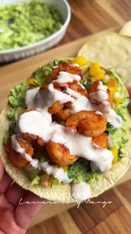 Idea para la cena 🤤 Tostadas de camarones con mango 🥭 Una receta saludable, fácil y rápida que te va a encantar 🤤 Ingredientes: 	•	1–2 tazas de camarones (según porciones) 	•	Sal, páprica y jugo de ½ limón 	•	1 aguacate + cilantro, sal, pimienta y limón (para el guacamole) 	•	⅓ taza de cebolla morada picada 	•	⅓ taza de mango picado 	•	⅓ taza de tomate picado 	•	Cilantro picado + limón, sal y pimienta (para el pico de gallo de mango) 	•	1 cda grande de yogur griego 	•	Páprica, limón, sal, picante y un chorrito de agua (para la salsa) 	•	Tortillas de maíz Preparación: 	1.	Cocina los camarones con mantequilla hasta que queden dorados. 	2.	Tritura el aguacate y mezcla con cilantro, limón, sal y pimienta. 	3.	Haz el pico de gallo con mango, cebolla, tomate, cilantro, limón, sal y pimienta. 	4.	Prepara la salsa con yogur, páprica, limón, picante y un poco de agua. 	5.	Lleva las tortillas al airfryer hasta que estén crocantes. 	6.	Arma tus tostadas: guacamole + pico de gallo de mango + camarones + salsa.  Y listo, ¡un plato fresco, crocante y lleno de sabor! #Receta #saludable #tacos #camaron #cena 