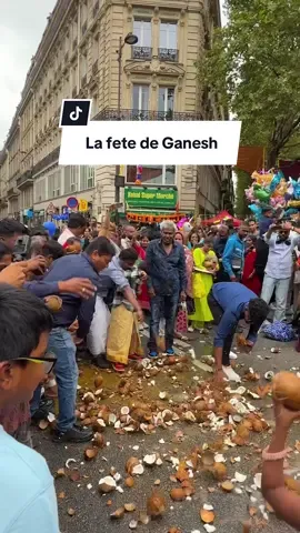 Chaque année, le quartier de La Chapelle dans le nord de Paris se transforme pour célébrer le dieu Ganesh. Toute la journée, des défilés, concerts et stands de nourritures envahissent les rues, notamment autour du temple Sri Manika Vinayakar Alayam, le temple de Ganesh.  Durant le défilé, des noix de coco sont jetées sur le sol. La coquille symbolise l’illusion du monde, la chair le Karma individuel, et l’eau l’ego humain. En brisant la noix de coco, on se libère de son ego et on offre son cœur à Ganesh. Et avant de parler de l’état des rues : les organisateurs paient eux même pour les nettoyer après le passage des chars. 