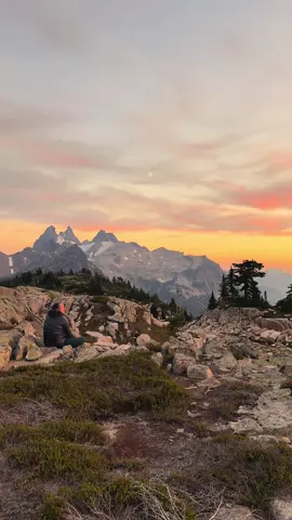 Old friends in new places, there’s nothing that fills my cup more 🏔️  #alpinelakeswilderness #Backpacking #lgbtq🏳️‍🌈 #NorthCascades 