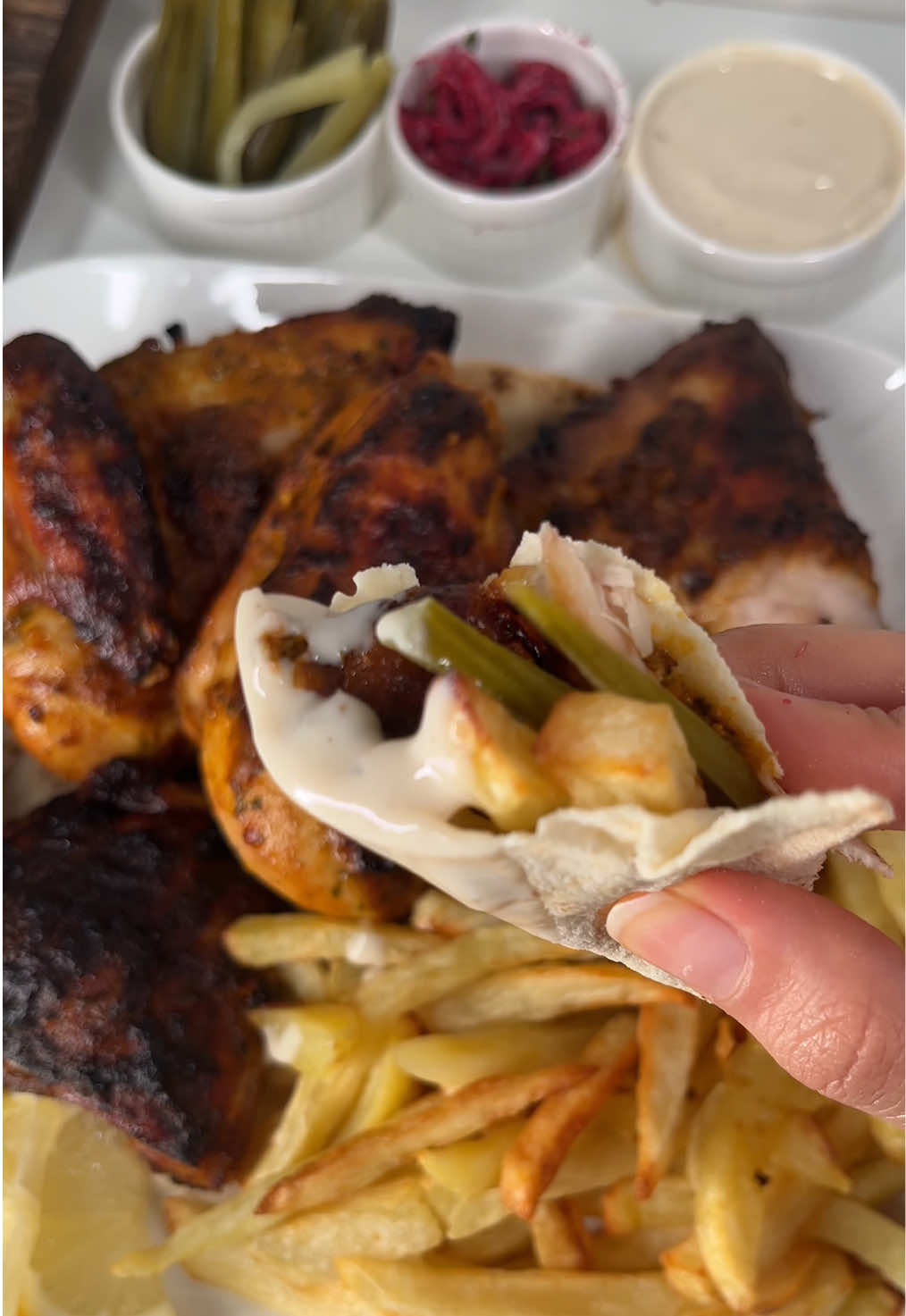 لذيذذذذذ اعطيه خمس نجماتتت 🌟!!!  فروج الدجاج بالفرن 🍗🍋 الطريقة: 	بالخلاط نحط: بصل، بقدونس، ثوم، فلفل رومي، عصرة ليمون، علبة زبادي، ملعقة معجون طماطم، شوية زيت زيتون، وبهارات (ملح، بابريكا، فلفل أسود، بهارات مشكلة). نخلطهم كويس وننقع فيهم الدجاج (الأفضل يبات ليلة كاملة، والحد الأدنى ساعة). ملاحظة : جزء من التتبيله خلوه على جنب لا تحطوه بالدجاج عشان نستفيد من بعدين  نحط الدجاج على شبك وندخله فرن حار  200  بعد نص ساعة نطلع الدجاج وندهنه من جديد بالتتبيلة ونرجعه يكمل استواء. قدمته مع بطاطس وصوص طحينة.. وينفع مع خبز أو رز  صوص الطحينية : طحينية - ليمون - ملح - فلفل اسود - ماء  تضيفو الماي شوي شوي لين يوصل للقوام الي يعجبكم  لذيذذذذذذ جداااا 🌟