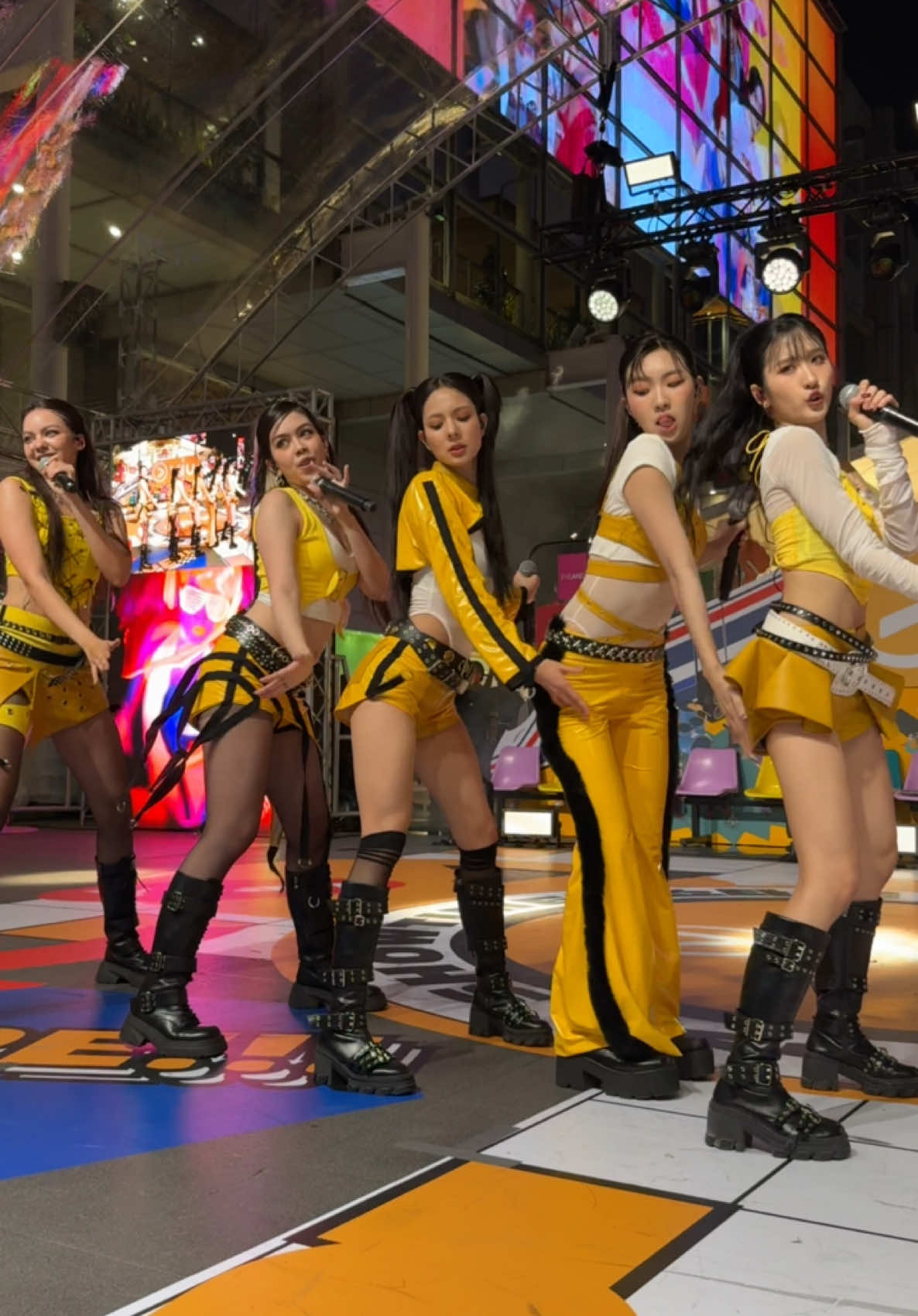 จับเลย จับเลย ค่ะ 👀  #VIUHONGDAEVIBESxVIIS  #ViuHongdaeVibes #ไปฮงแดกับViu #1234VIIS #วิส #GNEST  #GMMMusic #TPOP 