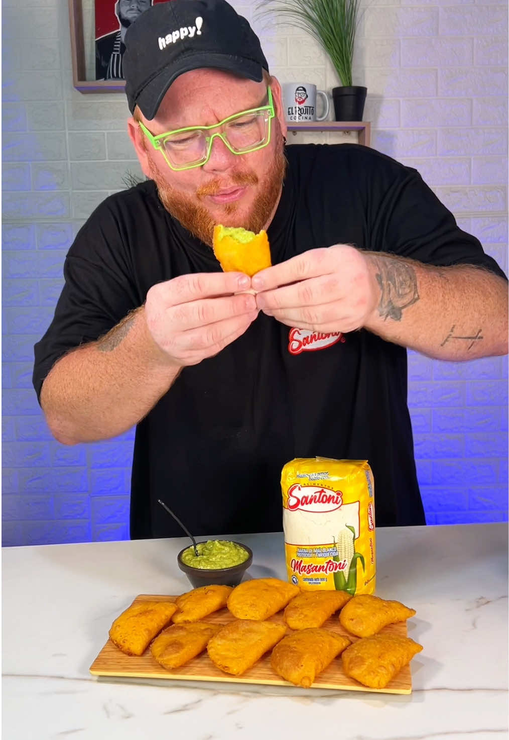 Aprende a preparar esta bandeja de mini empanaditas perfectas para compartir con los panas o la familia! En este caso las hice unas de pollo y otras de queso pero realmente puedes ponerles el relleno que te dé la gana! También quiero recomendarte la harina de maíz masantoni de mi gente de @AlimentosSantoni que está espectacular fácil de amasar, buen sabor, buena textura mejor imposible! #Receta #empanadas #comida #venezuela🇻🇪 