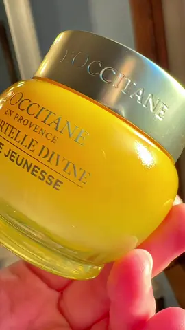 Why is this @loccitane cream iconic? The creamy, silky texture and Immortelle’s natural retinol power say it all. 💛 . . . #loccitane #skincareroutine #iconic #glowskin #skincaretips 