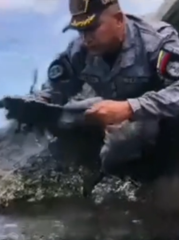 La Ąrmada del dīctadør Nicolás-Madûro presentó durante una feria militar en Caracas, “El Rammax”, un dron naval para la defensa de Venezuela con el que se pretende contrarrestar los ątaqûes de EE.UU. #venezuela #venezolanos #dron #agua #eeuu 