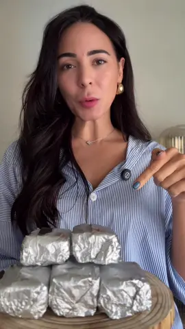 Bolo Gelado de Prestígio Esse é o tipo de produto que paga as contas no fim do mês. Simples de fazer, desejo imediato no cliente e um CMV baixinho — abaixo de 30%. Perfeito pra quem quer começar a vender e já faturar. Receita completa Massa de Chocolate 	•	4 ovos 	•	190g de farinha 	•	25g de cacau 	•	2,5g de bicarbonato 	•	7,5g de fermento 	•	15g de açúcar mascavo 	•	170g de açúcar refinado 	•	150g de óleo 	•	115g de leite Recheio de Coco 	•	1 lata de leite condensado 	•	60g de coco em flocos 	•	100g de leite de coco 	•	100g de creme de leite 	•	100g de leite 	•	15g de farinha de trigo Calda 	•	Leite evaporado com leite de coco #bologelado #confeitaria #receitafácil #confeiteira #fy