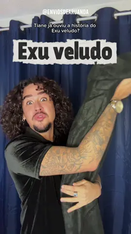 ✨ Laroyê, Exu Veludo! ✨ Dono de uma das histórias mais elegantes e enigmáticas da Umbanda, Veludo nos lembra que prosperar é possível sem perder o coração pelo caminho. Sua narrativa é simbólica: fala sobre confiança, traição, renascimento e propósito. Um homem que perdeu tudo, mas renasceu guardião para proteger os que constroem com suor e desmascarar os que vendem a alma por ambição. ⚔️ Exu Veludo é requinte, mas também é ferro. É riso fino, mas também resposta afiada. É quem avisa: “Não confie em quem nunca sorriu com sua vitória.” Essa história não é uma verdade absoluta, mas uma construção simbólica que carrega ensinamentos profundos. Cada terreiro pode ter sua versão e todas merecem respeito. 🌑 Laroyê, Exu! Salve Veludo, que nos ensina a caminhar com propósito. 📌 Proibido repostar no feed sem autorização. Compartilhe nos stories para espalhar conhecimento e respeito! . . . #exuveludo #umbanda #espiritualidade #candomble #exu 