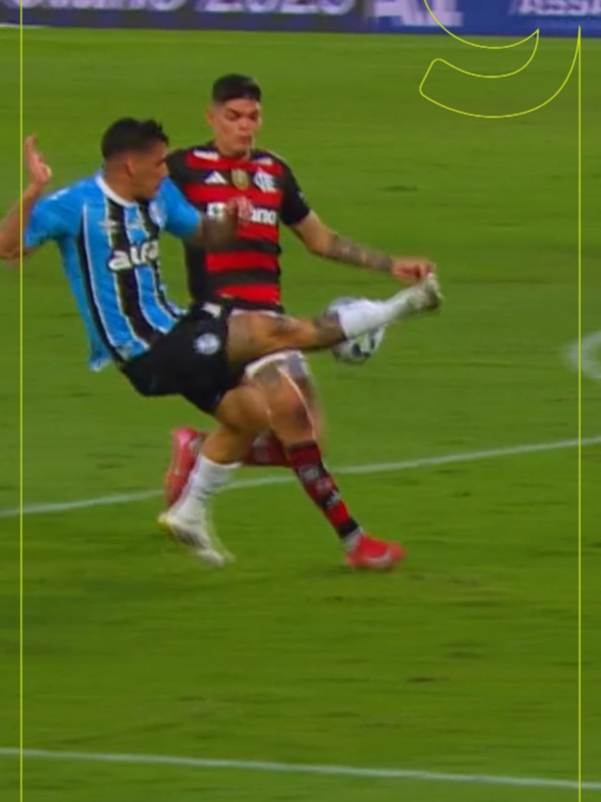 Ayrton Lucas comete pênalti por mão na bola no Maracanã. Goleiro Volpi bate e empata. Flamengo 1 x 1 Grêmio. #futebol #flamengo #gremio #brasileirao #tiktokesportes