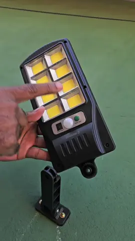 Luminária Solar LED Branco Frio Ilumine áreas externas com praticidade, economia e segurança! Esta luminária solar é ideal para quintais, garagens, fachadas, varandas e corredores. Com design moderno e luz branca fria superpotente, ela funciona através de energia solar, dispensando fiações e reduzindo o consumo de energia elétrica. ✅ Carregamento solar automático – economia e sustentabilidade. ✅ Controle remoto incluso – ajuste de intensidade e modos de iluminação à distância. ✅ Resistente à água – ideal para áreas externas, mesmo em dias chuvosos. ✅ Instalação simples e prática – fixação rápida em qualquer parede. Perfeita para garantir mais segurança e conforto durante a noite, sem complicação e sem aumentar sua conta de luz!