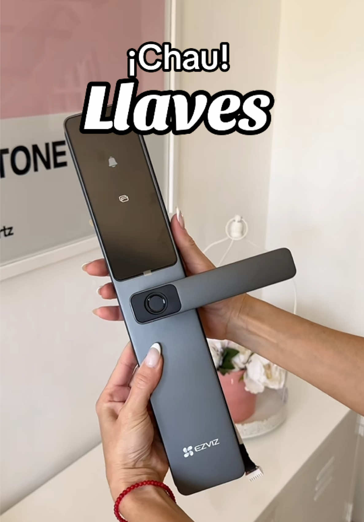 CERRADURA INTELIGENTE ✨ Es la Solución más simple, segura y moderna para tu casa! La cerradura inteligente de @ezvizargentinaoficial llegó para decirle chau a las llaves. Es resistente, estética y lo mejor de todo: ¡la podés instalar vos misma! Tiene 5 formas de acceso:  Huella dactilar Teclado táctil Tarjetas de aproximación Desde el celular con la app Y también con llave de seguridad Yo ya hice el cambio y no puedo estar más feliz. GUARDÁ este video, COMPARTILO, déjame tu COMENTARIO si te gustó Y te paso toda la info sobre esta linda solución!  #deco #interiordesign #tecnologia #cerradura #homedecor 