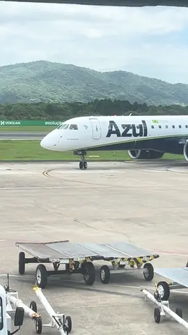 Avião da Cia aérea Azul taxiando para desembarque no aeroporto internacional de navegantes curte,comenta, compartilha e segue a página #viral #aeroportonavegantessc #aeroporto 
