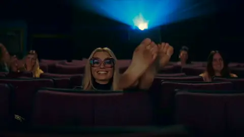 margot robbie feet soles barefoot