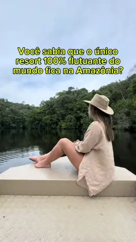 Você sabia que o único resort 100% flutuante do mundo fica na Amazônia!? Pois é, o Uiara Amazon é uma opção super luxuosa e confortável para conhecer a Floresta Amazônica. O resort fica localizado literalmente no meio do Rio Negro, sendo uma experiência diferenciada e única para quem se hospeda por lá. Da alimentação aos passeios, tudo está incluso para os hóspedes. E tem muitas opções, como eu mostrei no vídeo!  Eu fiz essa viagem com a @Donas do Mundo e para as mulheres que quiserem conhecer a Amazônia com elas, terá uma nova expedição em 2026 para a Amazônia e, além dessa, uma agenda repleta de viagens em 2026. As condições da viagem com a Donas são super especiais! Especificamente para esse resort, fazendo uma busca no Booking para próximas datas, o valor sai por cerca de R$5300,00/noite/casal para esse quarto que mostrei. Lembrando que todos os passeios e alimentação estão inclusos e que também há outros quartos com diferentes preços (ago/2025)  E aí o que acharam? Demaaais, né!? Já salva esse vídeo, compartilha com os amigos e me segue para mais #amazonas #amazonia #viagem #turismo