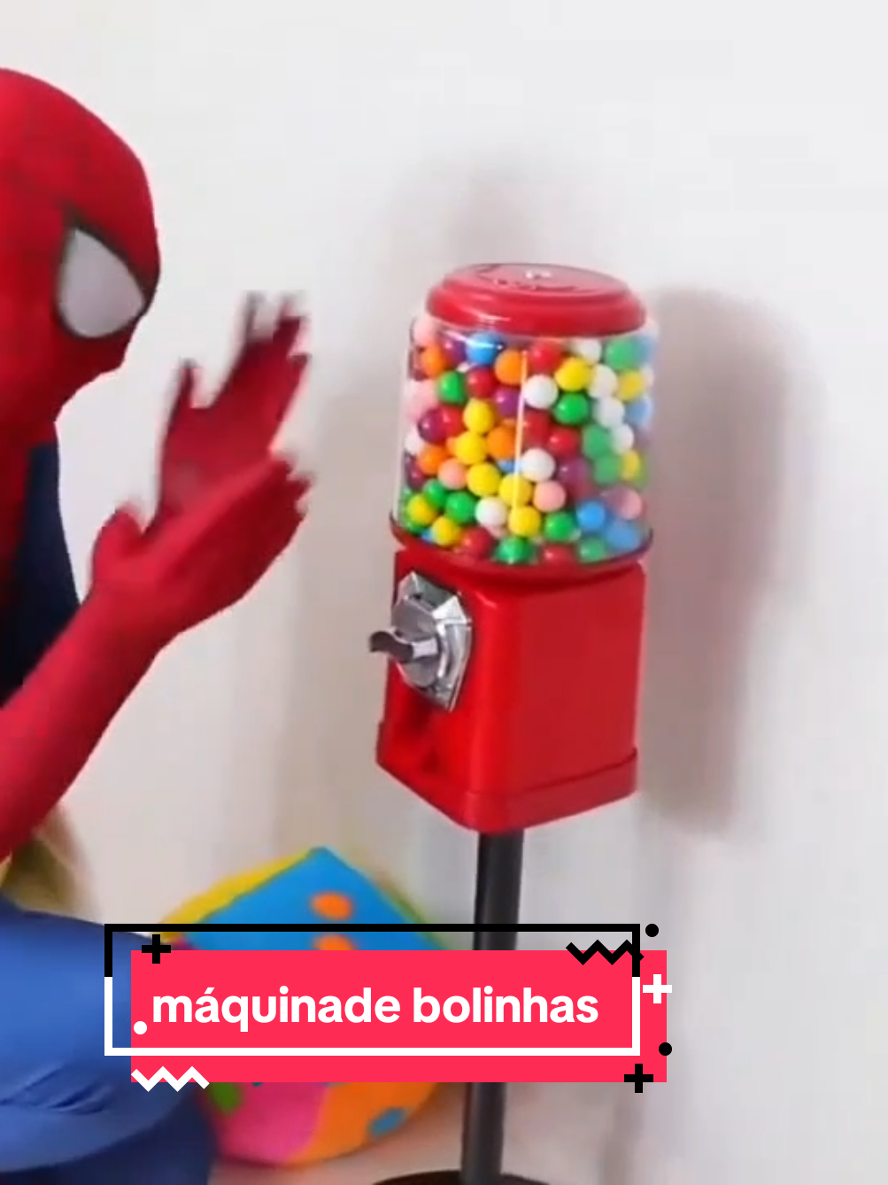 #maquinadebolinha#shopeevideo#acheinashopee#crianca  🎉 *O Dia das Crianças está chegando* e nada melhor do que reviver aquela nostalgia deliciosa com uma surpresa que faz os olhos brilharem: *máquinas de bolinha e chicletes!* 🍬🎈 Imagine a alegria da criançada (e dos adultos também 😄) girando a catraca e vendo sair uma bolinha pula-pula colorida ou um chiclete saboroso! São *duas máquinas super resistentes*, com design retrô, cheias de diversão e nostalgia — o combo perfeito para festas, lojas ou até para ter em casa como atração especial! 🛍️✨ 🎁 Já vem com *213 chicletes* e *250 bolinhas pula-pula* de 27mm.   💡 Dica: surpreenda seus pequenos com um presente diferente e inesquecível! 👉 Presenteie com diversão!   #diadascrianças 