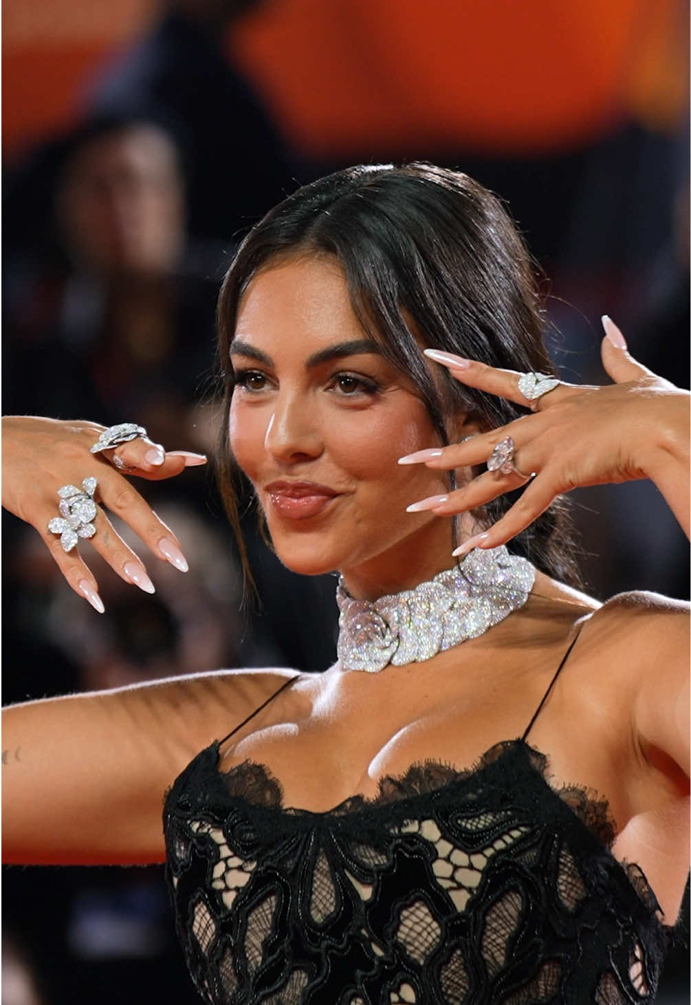 À la Mostra de Venise, Georgina Rodriguez fait sa première apparition publique depuis ses fiançailles avec Cristiano Ronaldo. Et elle s’est assurée que tout le monde la voit 💍. #georginarodriguez #cristianoronaldo7 #venicefilmfestival #venezia #engagementring  