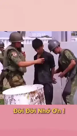 NHỮNG MIẾNG ĂN CUỐI CÙNG CỦA NGƯỜI CHIẾN SĨ CỘNG SẢN KHI BỊ RƠI VÀO TAY GIẶC  😭😭😭😭😭😭😭😭😭 Để ngày hôm nay có hoà bình này, lớp lớp người đi trước đã hi sinh nhiều lắm.  Mình xúc động lắm, khi mấy ngày này - khi cả nước hướng về sự kiện trọng đại của dân tộc, các bác cựu chiến binh tham gia một cách rất đặc biệt. Các bác là những người từng đi qua khói lửa, ngày hôm nay có mặt, lặng lẽ dõi theo từng bước chân, từng đội hình diễu binh.  Mình tin những ánh mắt dõi theo ấy sẽ mang theo nhiều rưng rưng xúc động, nhiều hân hoan tự hào, nhiều bồi hồi cảm thấy sao mà xứng đáng quá… Bởi mỗi bước chân hôm nay là tiếp nối con đường mà các bác đã đi, là lời khẳng định rằng: những hy sinh năm xưa không vô nghĩa.  Chúng con biết ơn và sẽ cố gắng sống xứng đáng với thế hệ đi trước, để nước mình tiếp tục đẹp thế này ❤️#bodoicuho❤️❤️❤️ 