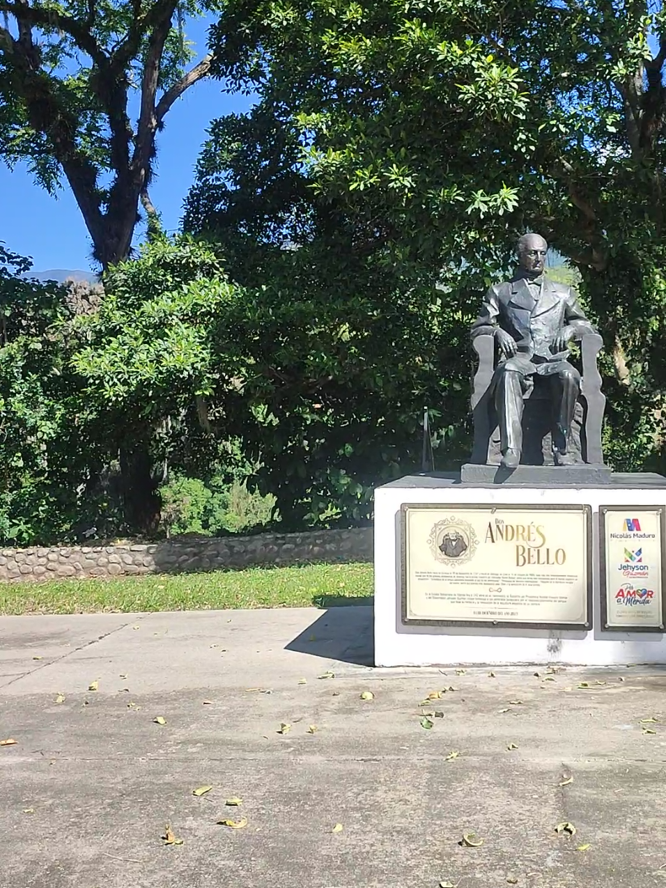 Don Andrés Bello fue una de las figuras más importantes en la historia intelectual y política de América Latina. Fue un humanista, jurista, poeta y político venezolano que tuvo un papel fundamental en la formación cultural y educativa de varios países de la región.  Nacido en Caracas, Venezuela, en 1781, Bello fue un estudiante brillante desde muy joven. Estudió en la Universidad de Caracas, donde tuvo contacto con la literatura clásica, la filosofía y el derecho. Durante este tiempo, fue tutor de Simón Bolívar, el futuro libertador de Sudamérica. Fue el principal autor del Código Civil chileno, Universidad de Chile  la Universidad de Chile la fundó en 1842. #histororiadevida #naturalezapaisajes #AndresBello🇻🇪 #méridavenezuela 