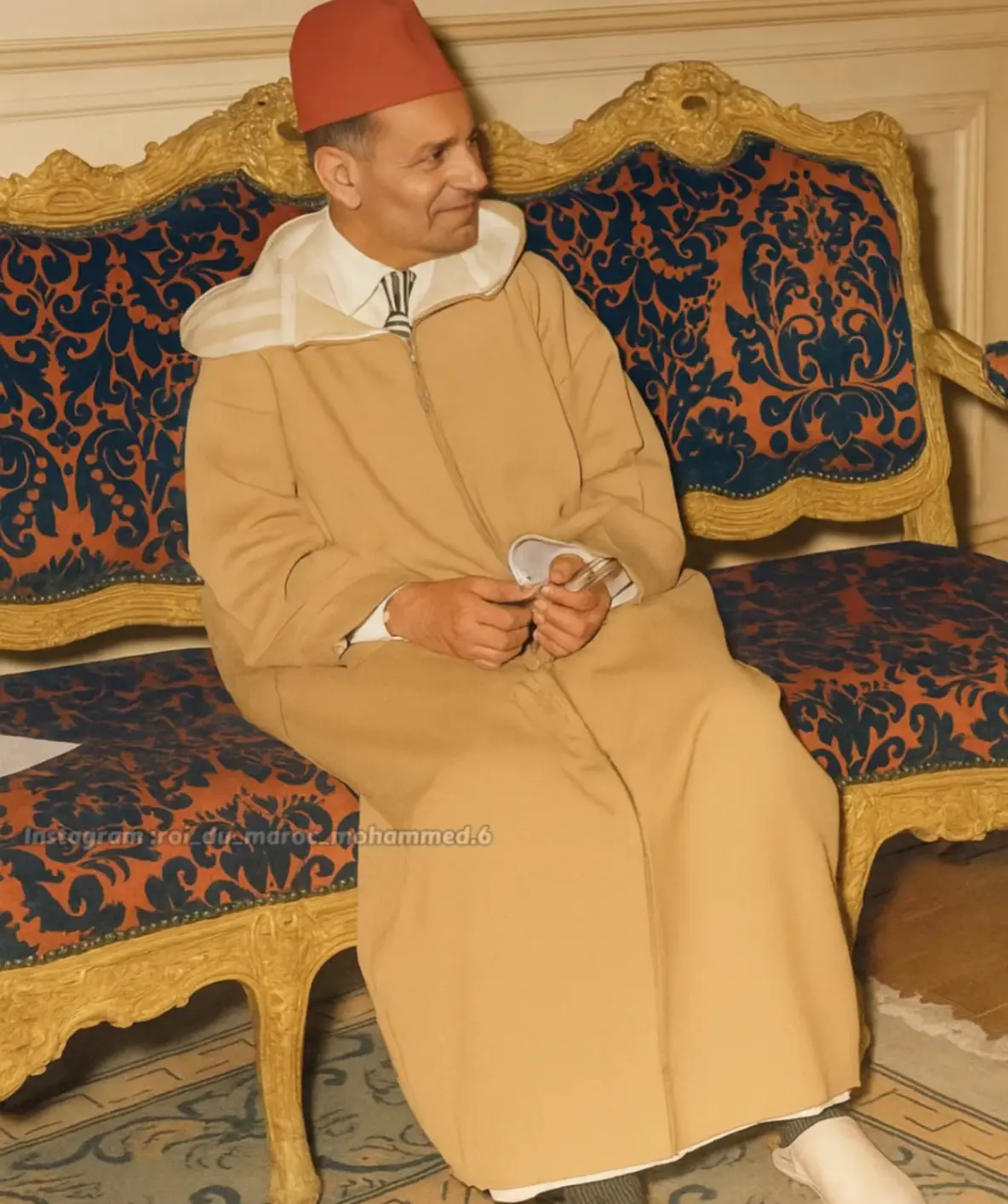 Aujourd hui, j'ai ameliore et colorisé une image historique du regretté roi  👑 Mohammed V La photo était en noir et blanc, maintenant elle est plus colorée et plus claire, ce qui nous fait nous sentir proches de l'histoire et de la période du règne royal. Améliorer les vieilles photos nous permet de voir des détails qui n'ont jamais été clairs auparavant et qui donnent vie à ces moments historiques importants, tout en préservant l'authenticité et le statut du roi Mohammed V.