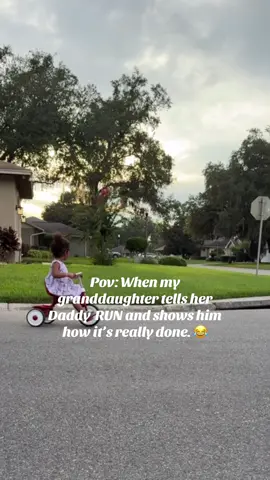 She’s a runner, she's a track star. My grandbaby s showing my son what she means 😆🏃🏿‍♂️🏃🏿‍♂️🏃🏿‍♂️#rundaddy 