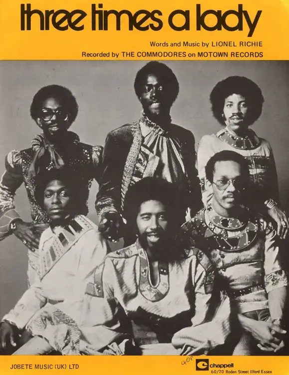 Three Times a Lady. Lionel Richie & The Commodores. Para esas grandes mujeres que son buenas hijas, buenas esposas y buenas madres.  Three Times a Lady, es una canción de 1978 del grupo de soul estadounidense Commodores para su álbum 
