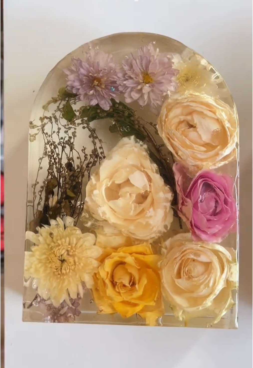 “Punya bunga spesial? 🎁 Jangan cuma dipajang, yuk jadiin karya seni resin yang cantik & abadi ✨ Order gampang → tinggal DM aja 💌”