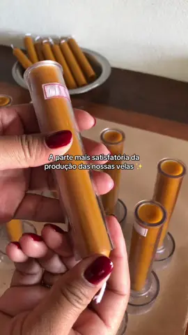 Definitivamente a parte mais gostosa da produção das velas é retirar do molde ✨ #asmr#candles#witchtok 