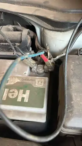 mulher tentando carregar bateria.