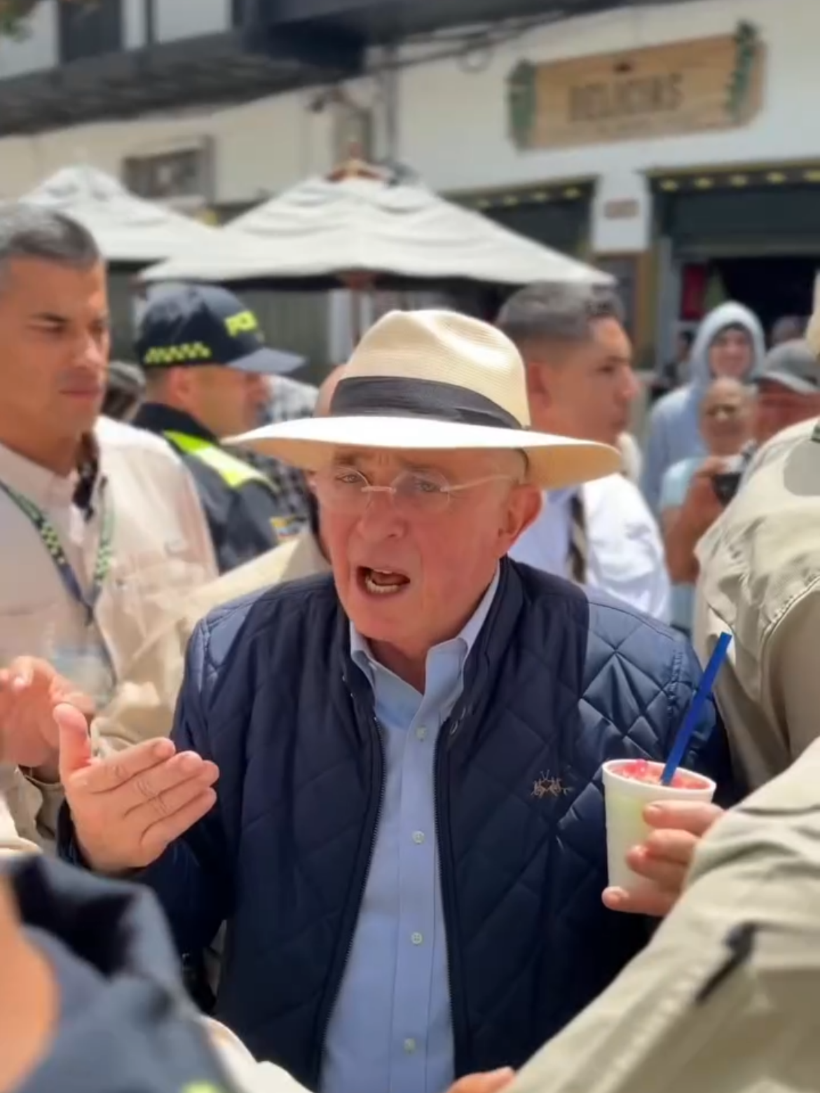 El gran patriota🇨🇴🤝🏻💪🏻🙏🏻👏🏻 @Álvaro Uribe Vélez #parati #paratii #paratiiiiiiiiiiiiiiiiiiiiiiiiiiiiiii #paratipage #paratitiktok 