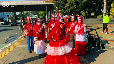 Jalan Sehat & Senam Bersama sukses digelar di Kampus Dago UNIKOM, diikuti ratusan peserta mulai dari tendik, dosen, hingga pimpinan. Suasana meriah, penuh energi, sehat, bugar, dan bahagia!   Rektor UNIKOM, Prof. Dr. Ir. H. Eddy Soeryanto Soegoto, M.T.,  mengapresiasi partisipasi seluruh sivitas akademika. Selain jadi ajang silaturahmi, kegiatan ini juga menggaungkan semangat UNIKOM sebagai Digital Entrepreneurial University yang peduli kesehatan, kreativitas, dan kebersamaan. Selengkapnya: www.unikom.ac.id #Unikom #SustainabilityUniversity #DiktiSaintekBerdampak #DigitalEntrepreneurialUniversity #QSRanking     