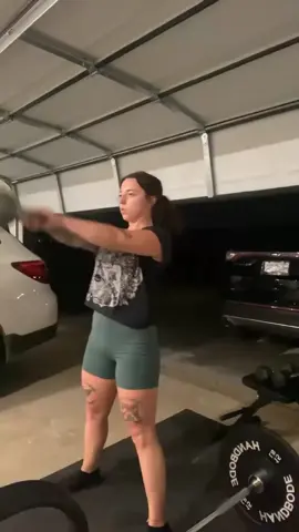 What’s the routine? Survive and lift. 😅 #garagegym #momstrong #strengthtraining #fitmomlife #garagegrind