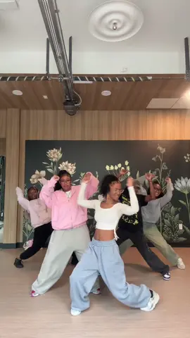5 member version 🙂‍↕️ @seren @Soty @kyncarcerated @こころ @Jeni🥀 #dance #tiktoktrend 