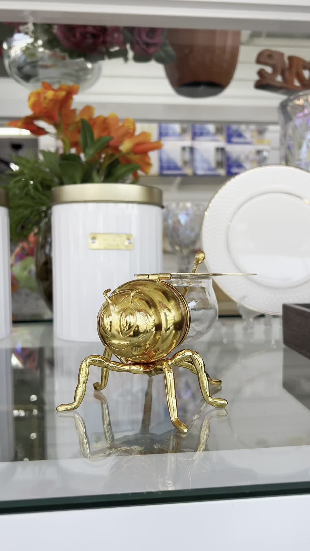 🐝✨ Detalhe que faz toda a diferença! Esse açucareiro em formato de abelha é o toque criativo e delicado que faltava no seu cantinho do café! Além de funcional, ele é uma verdadeira peça decorativa — perfeito pra quem ama charme nos mínimos detalhes. 💛 Impossível não se apaixonar por essa doçura! Já garantiu o seu? 🛍️ Vem nos visitar: Av. Maringá, 2845 – Loja 3, Pinhais 📲 Fale com a gente no WhatsApp: (41) 99909-2838 ✨ Quer promoções exclusivas e ver tudo em primeira mão? Entre no nosso Grupo VIP – o link está nos destaques do Instagram! #CantinhoDoCafé #AçucareiroFofo #DecoraçãoCriativa #DetalhesQueEncantam #AçucareiroDeAbelha #AchadinhosFofos #LojaEmPinhais #CasaComEstilo