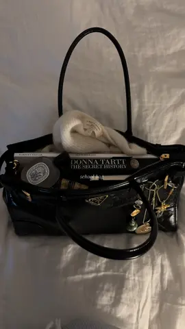 #whatsinmybag #schoolbag #prada #baginspo #student 
